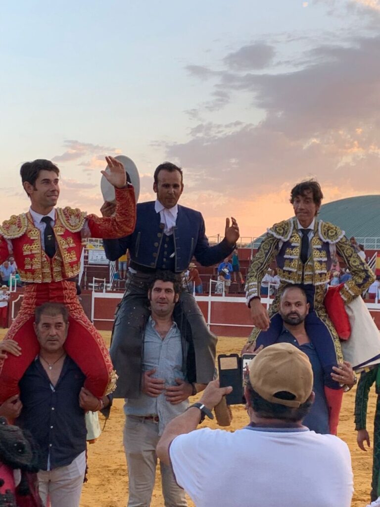 Autres corridas : Une autre séance plénière de Luque à Peñaranda, sur les épaules de Sergio Pérez et Manuel Diosleguarde ;  Triomphes de Ferrer Martín, Curro Díaz et Sotos à Olvera
