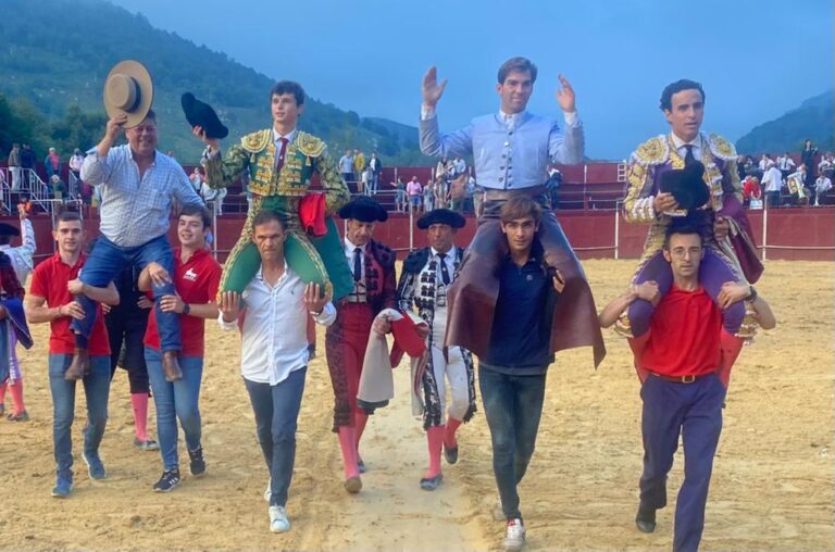 Grand succès à Polaciones, Sebastián Fernández, Galdós et Daniel Medina, partagent de nouvelles oreilles et deux queues.  Retour à un taureau Bañuelos