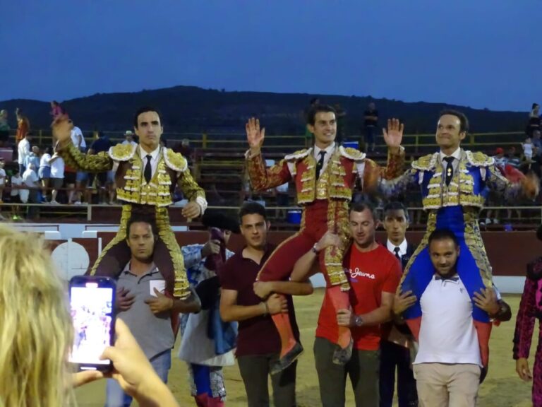 Rotundo Galdós à Puebla de Don Rodrigo, trois oreilles et sur les épaules avec Ferrera et Carlos Aranda