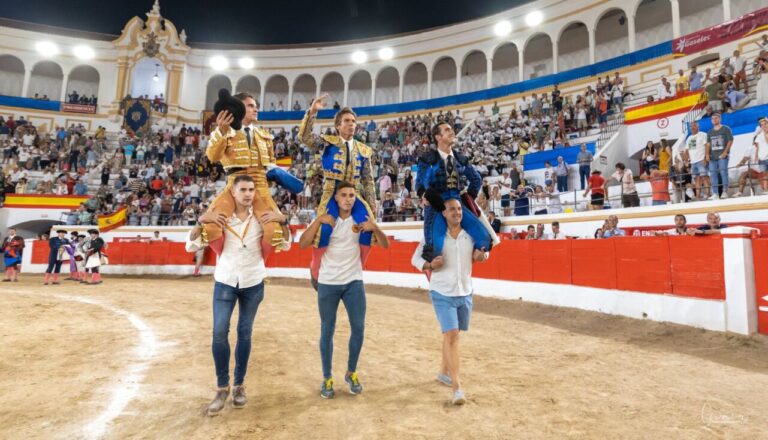 El Cordobés, El Fandi et Gonzalo Caballero, sur les épaules du 75e anniversaire des arènes de Melilla