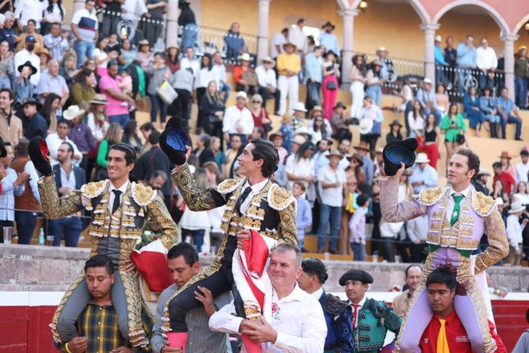 Calita, Arturo Saldívar et Armillita, sur leurs épaules à San Miguel El Alto