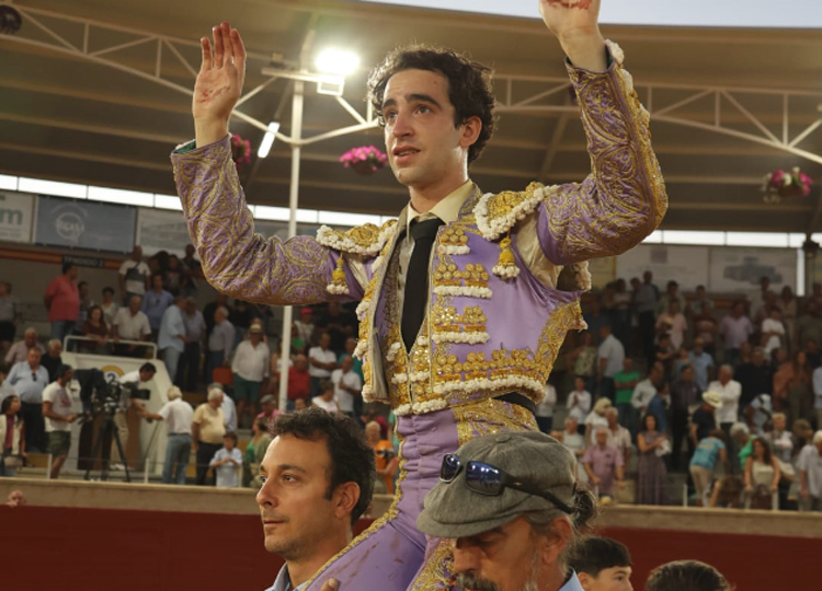 Épopée de Víctor Hernández, Puerta Grande après avoir été blessé à Villaseca ;  bonne tauromachie au ralenti par Jorge Martínez