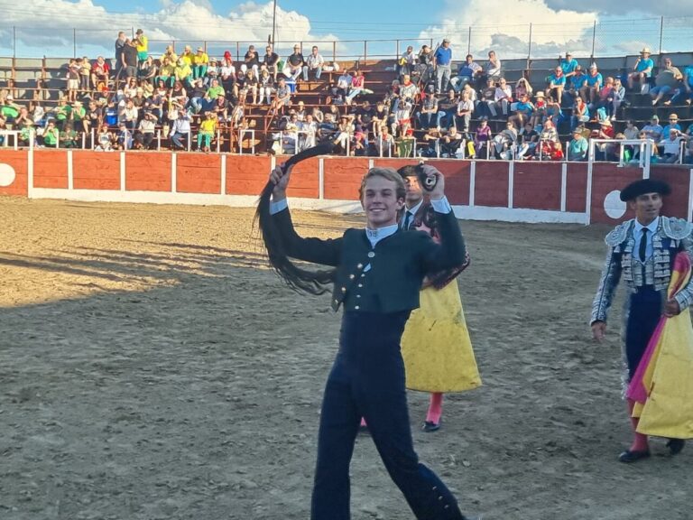 Fêtes de Rejones : Duarte Fernandes, une queue à Cabezuela ;  Triple grande porte à Higuera la Real