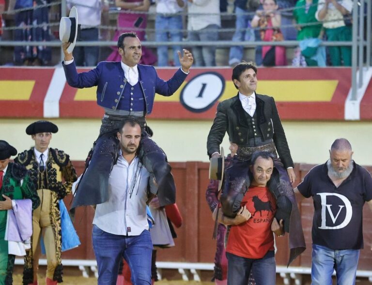 Grande Ventura à Vera, sur les épaules de Ferrer Martín