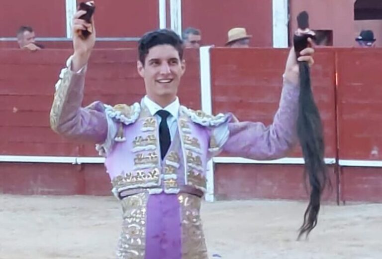 Novilladas : Yon Lamothe, quatre oreilles et queue, sur les épaules avec Niño de Las Monjas à Becerril