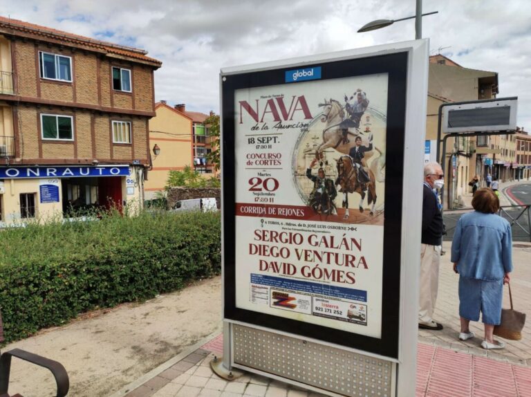Loyjor inonde Ségovie de rejones avec des spots sur les bus et les auvents