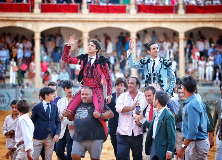 Morante, Ortega et Roca Rey, qui réapparaît, en détail, dans la Goyesca de Ronda (Live)