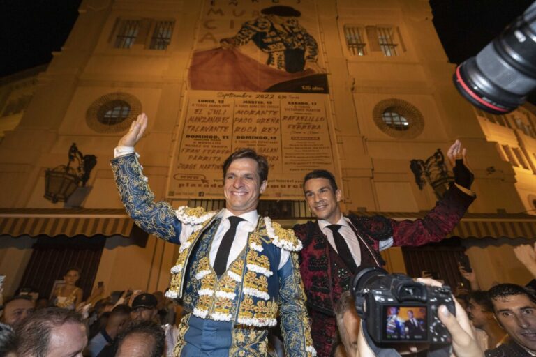 Murcie : El Juli, sommet, se coupe la queue et sort sur les épaules avec Manzanares