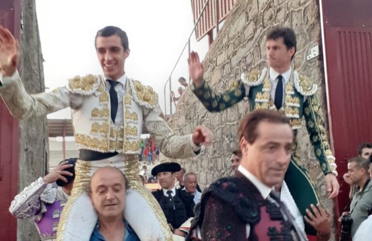 Plus de corridas : Advance… Luque, trois épis, sur les épaules avec Téllez à Navaluenga