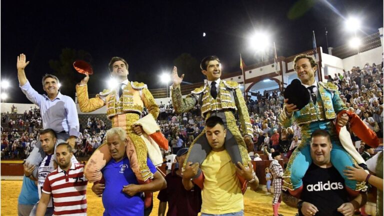 Rafaelillo, quatre oreilles, sur les épaules avec Adame, Pinar et Victorino