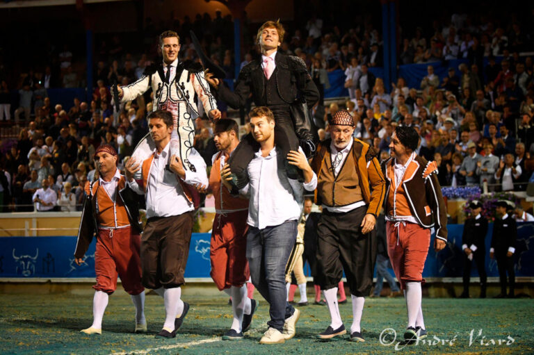 Salenc, quatre oreilles et queue, sur les épaules avec Juan Leal dans la goyesca bleue de Bayonne