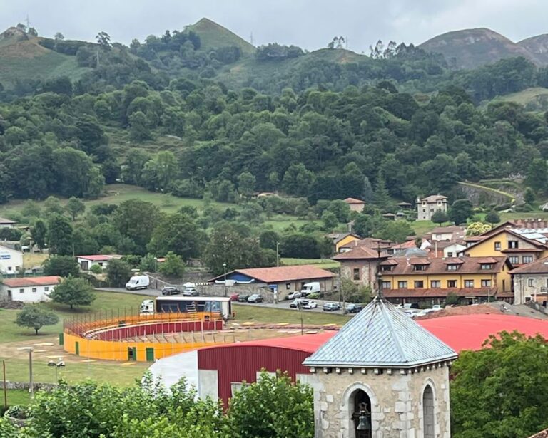 Benia de Onís, la seule ville asturienne qui a donné des taureaux en 2022, a tenu sa traditionnelle foire aux fromages locaux