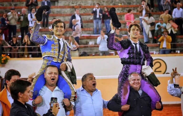 Roca Rey, trois oreilles et queue, sur les épaules avec Joselito Adame dans Juriquilla