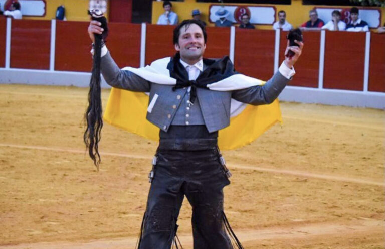 Andrés Romero caille un grand taureau de Fermín Bohórquez