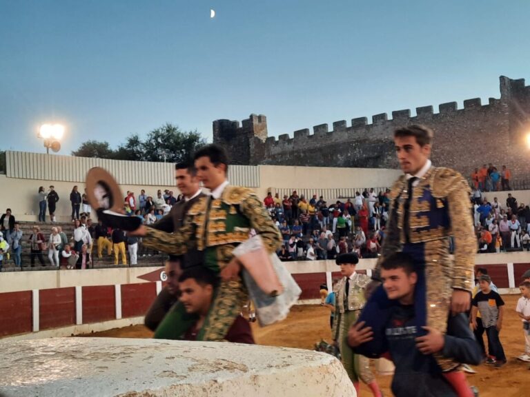 Daniel Medina et Niño de las Monjas, à travers la Puerta Grande à Olmedo