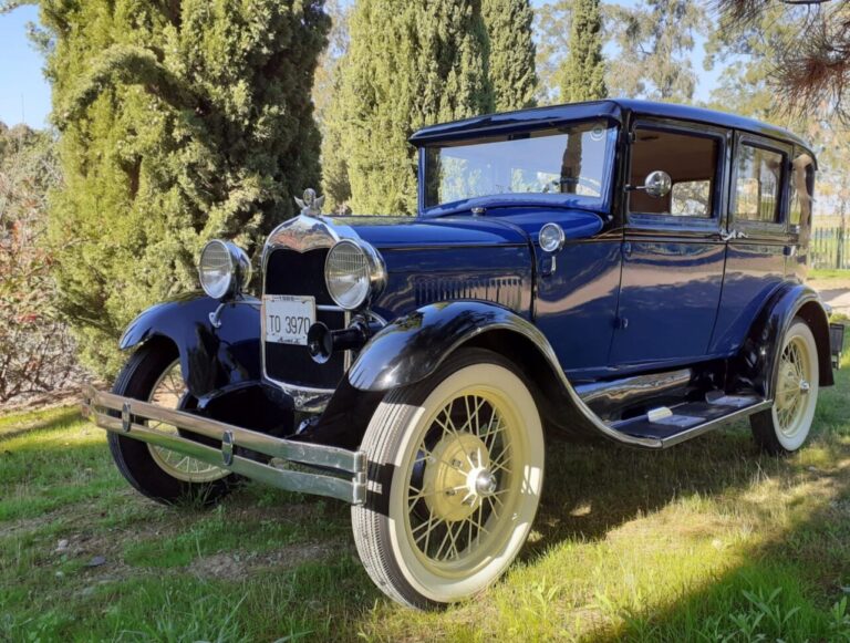 Les toreros à la place dans une voiture d&rsquo;époque