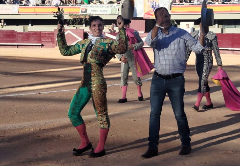 Nino Julien remporte la corrida d&rsquo;Istres et sort sur les épaules de Tristán, Clemente Jaume et le contremaître de Fernay