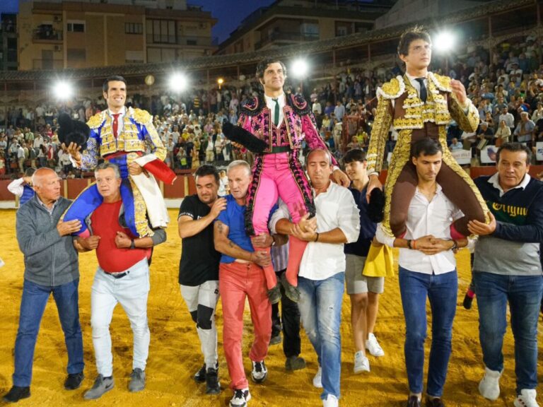 Sommet d&rsquo;Emilio de Justo, trois épis, sur les épaules de Roca Rey et Morante à Úbeda