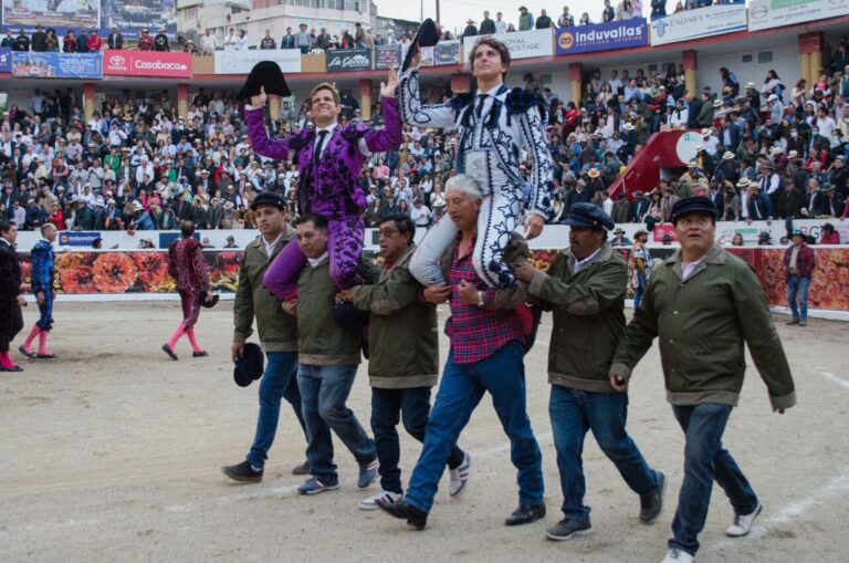 El Juli et Roca Rey remplissent et triomphent à Latacunga