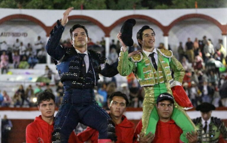 Chihuahua et Armillita IV sur les épaules à Jiquilpán