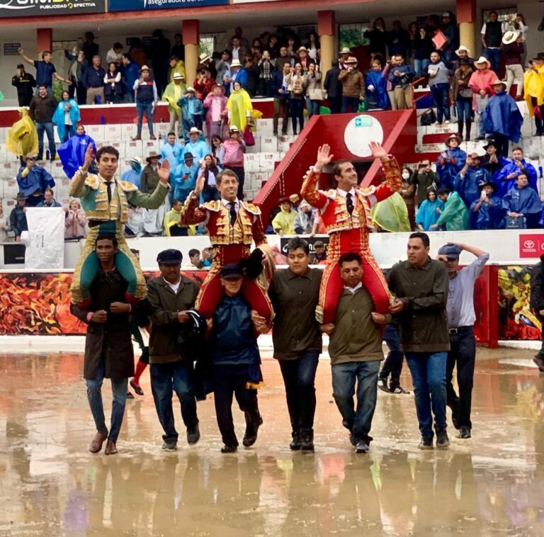 El Fandi, Escribano et Leo Valadez, qui pardonne, apothéose sous le déluge à Latacunga