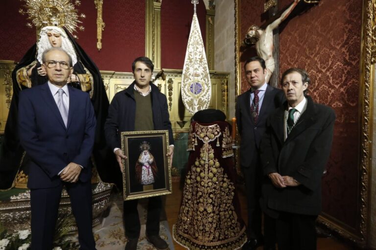 Javier Castaño fait don d&rsquo;un costume de lumières à la Virgen de la Esperanza