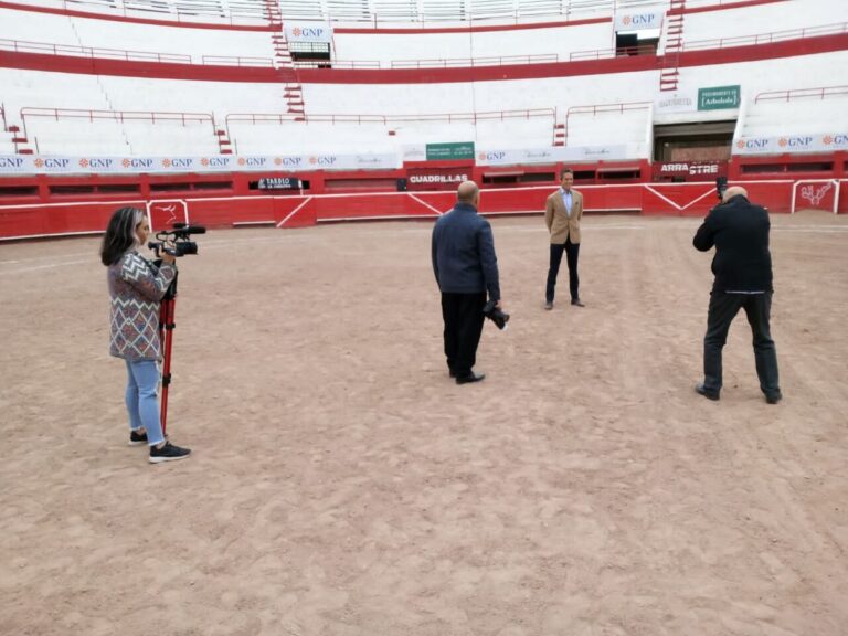Silveti regarde les armes aux portes de Monterrey