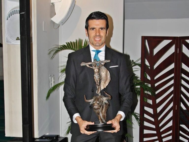 Emilio de Justo reçoit le trophée Señor de los Cristales au vainqueur de la foire Cali 2021