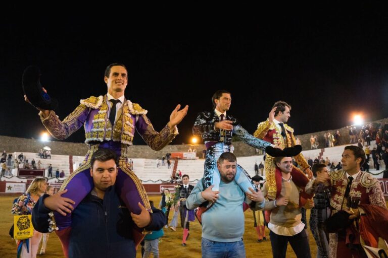 La liste restreinte sur les épaules lors d&rsquo;un après-midi divertissant à Santa Olalla del Cala