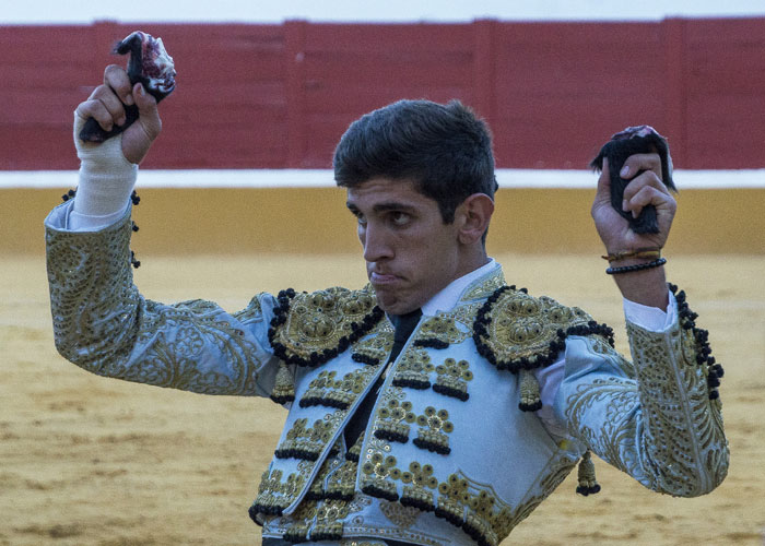 Mon objectif est de faire mes débuts avec les chevaux cette saison et de devenir une figure