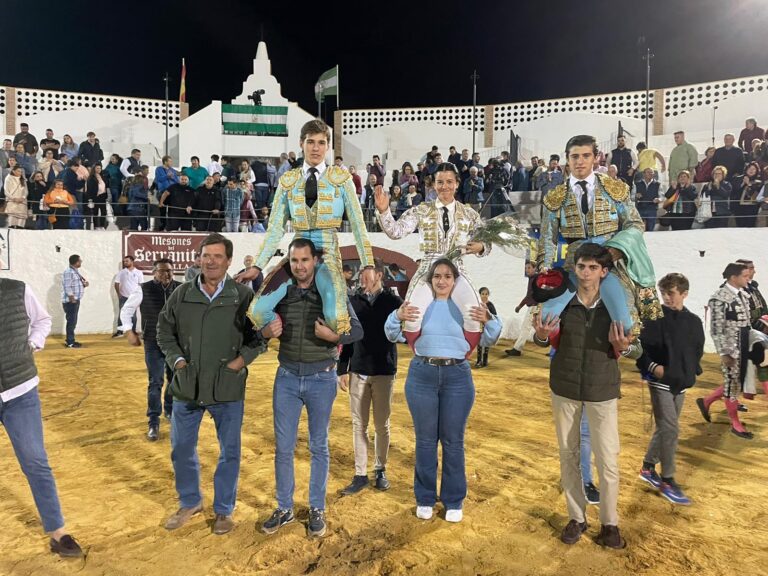 &lsquo;Puerta Grande&rsquo; pour Ángel Pérez, quatre oreilles et queue ;  avec Miriam Cabas et Martín Morilla