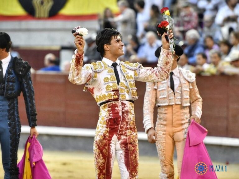 Très grande taille de Francisco de Manuel et une importante Roca Rey qui sortent par la porte d&rsquo;entrée de Las Ventas