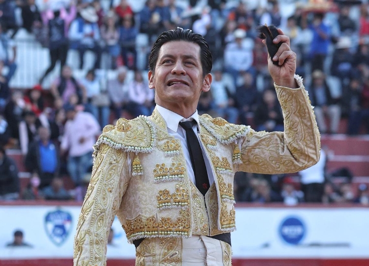 Emiliano Gamero et El Zapata se touchent les cheveux à Texcoco
