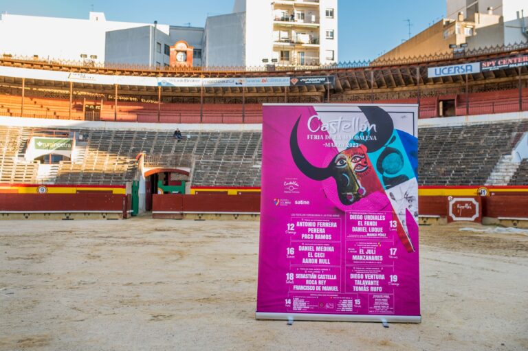 Castellón avec des affiches pour la Foire de la Magdalena