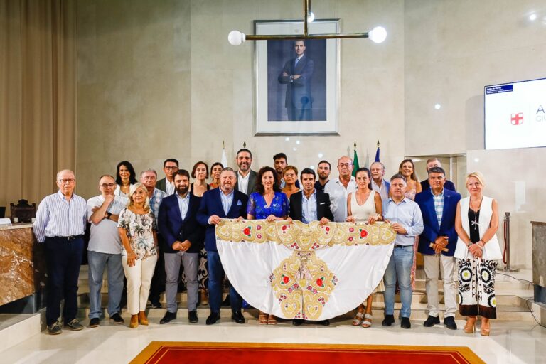 Emilio de Justo reçoit la cape de marche de la Virgen del Mar en tant que vainqueur de la foire d&rsquo;Almería 2021