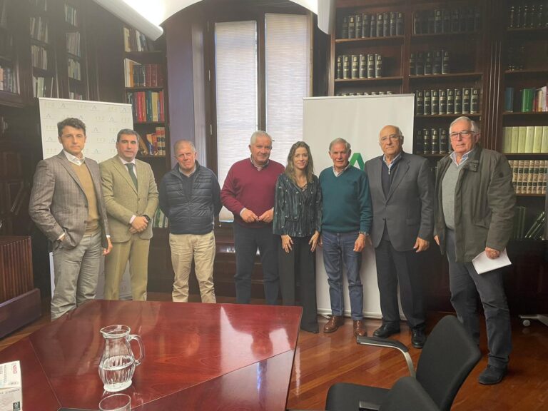 Lourdes Fuster, secrétaire générale de l&rsquo;intérieur de la Junta de Andalucía reçoit l&rsquo;AAET &lsquo;Pedro Romero&rsquo;