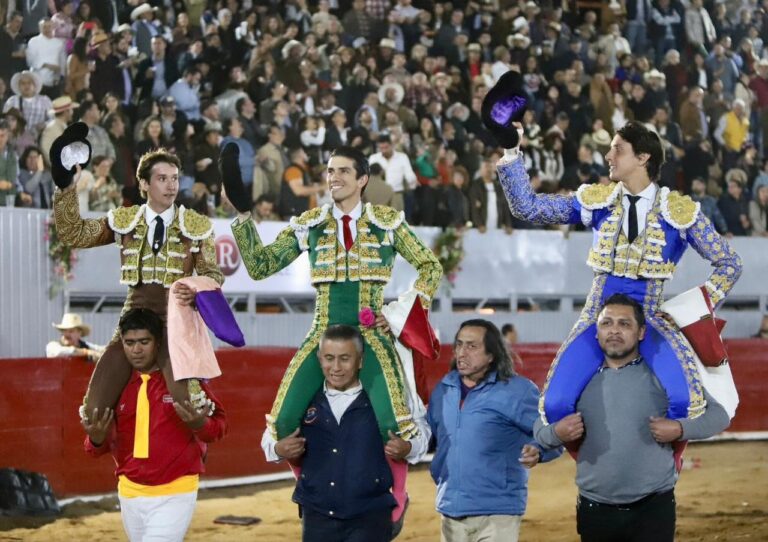 Séance plénière de Roca Rey et pardon de Gilio, sur les épaules de Calita à Moroleón