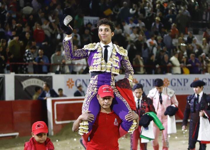 Sur les épaules Leo Valadez, retentissant avec un taureau Begoña de retour dans le ring