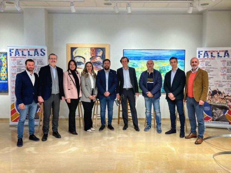Román rejoint Fallas et le &lsquo;bous al carrer&rsquo; lors de sa rencontre avec les maires valenciens
