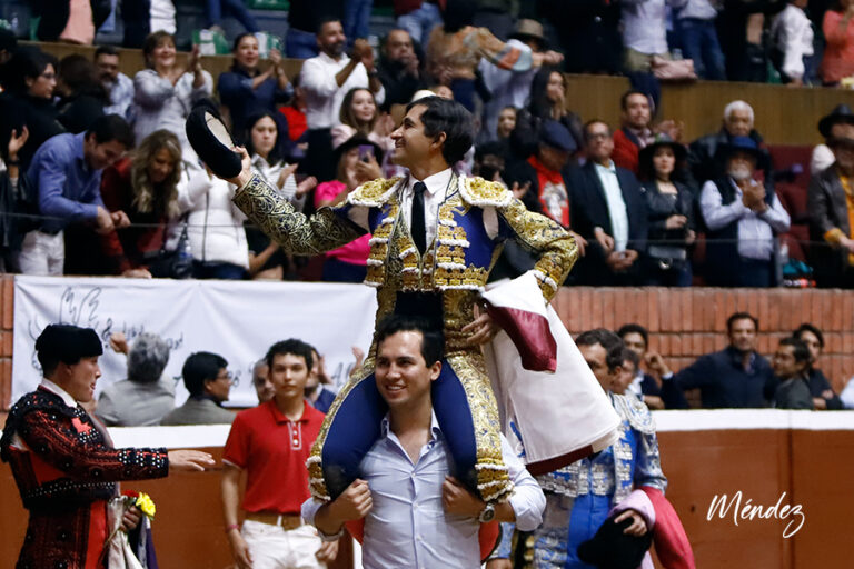 Joselito Adame est porté sur les épaules lors de la course caritative triomphale à Morelia