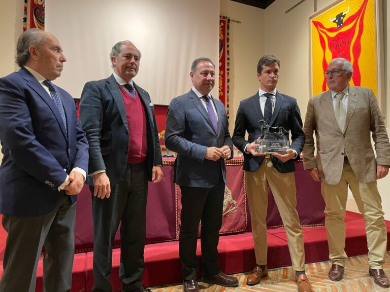 Daniel Luque, a reçu le prix &lsquo;XXXIII Meilleure leçon de tauromachie&rsquo; de l&rsquo;Aula Taurina de Sevilla