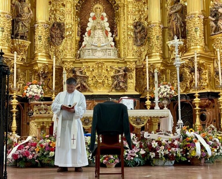 Juan Ortega offre à la Virgen del Rocío le costume inspiré de la famille Peralta qui sera présenté en première à Huelva