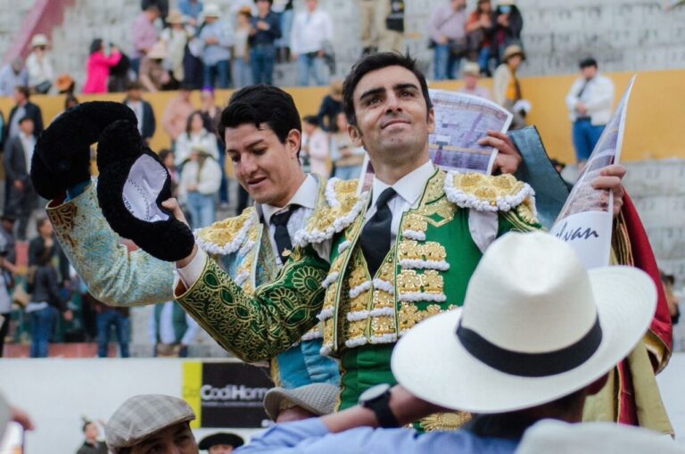 Perera et le toricantano David Garzón, sur les épaules dans la fermeture d&rsquo;Ambato