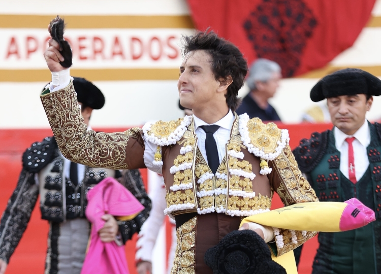 Roca Rey et Arturo Gilio, oreilles et bonne tauromachie à La Chona