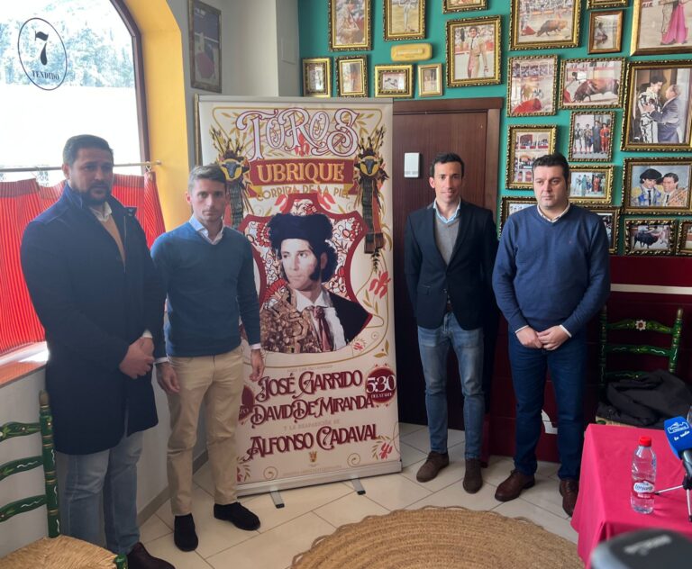 Ubrique avec une affiche pour la &lsquo;Corrida de la Piel&rsquo;