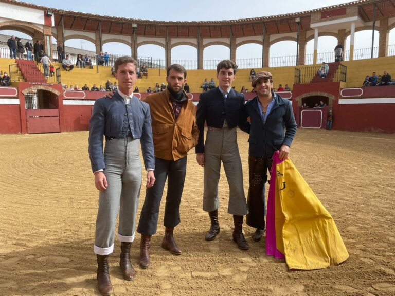 Un tentateur public à Cortes de la Frontera, a clôturé la V Biennale Internationale de Tauromachie de Ronda