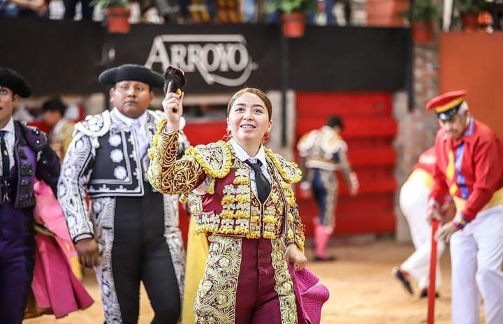 Triomphe historique de Luz Elena, la première femme à combattre à Arroyo