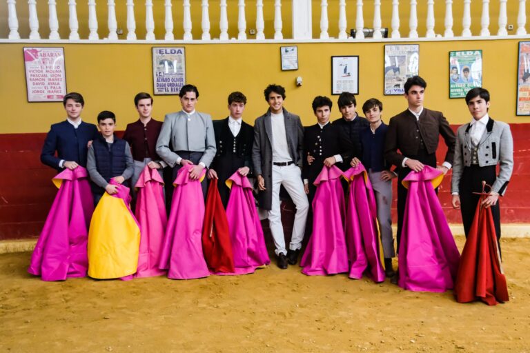 Andrés Roca Rey livre des capes et des béquilles à l&rsquo;école de tauromachie de Valence