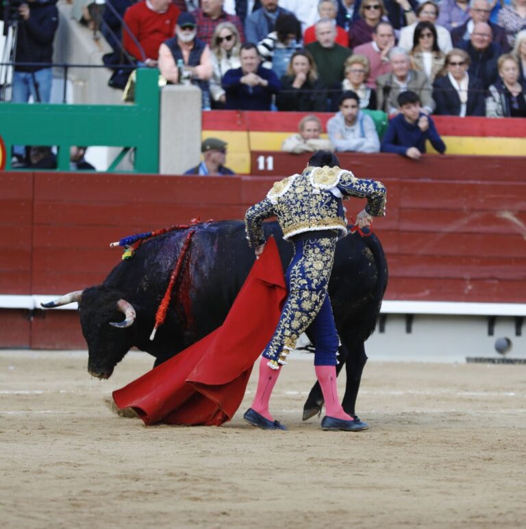 Deux oreilles pour El Juli après un travail retentissant sur la quinte courageuse (Directo Castellón)