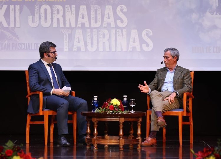Florito met une chaise à la clôture des Journées taurines de Villaseca